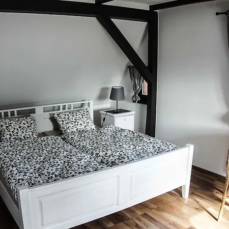 Wrzosowa 25 アパート シクラルスカ・ポレンバ